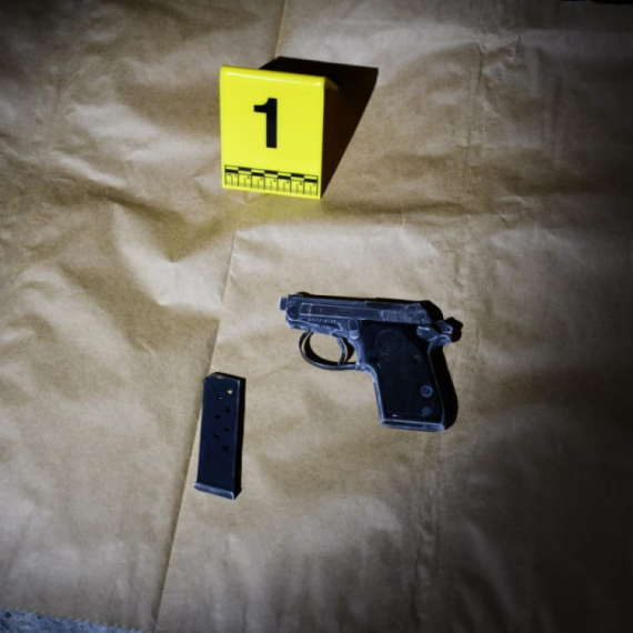 Razbijena zelenaška mreža u Ulcinju; Trojica uhapšena, zaplenjeni pištolj, vozila i oružje FOTO