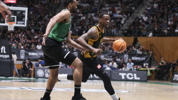 Naneli slavi, Parker eliminisan – AEK ide na F4