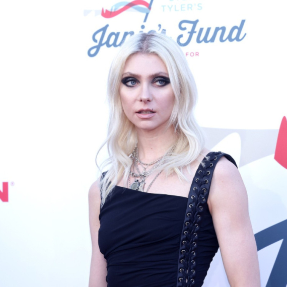 Užas na turneji: Pevačica hitno hospitalizovana nakon ujeda otrovnog pauka VIDEO