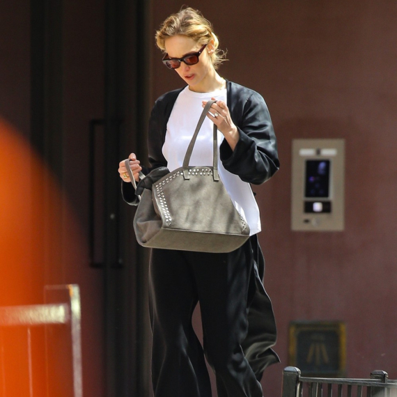 Kontroverzne papuče su opet "in", a evo kako ih nosi fatalna plavuša FOTO