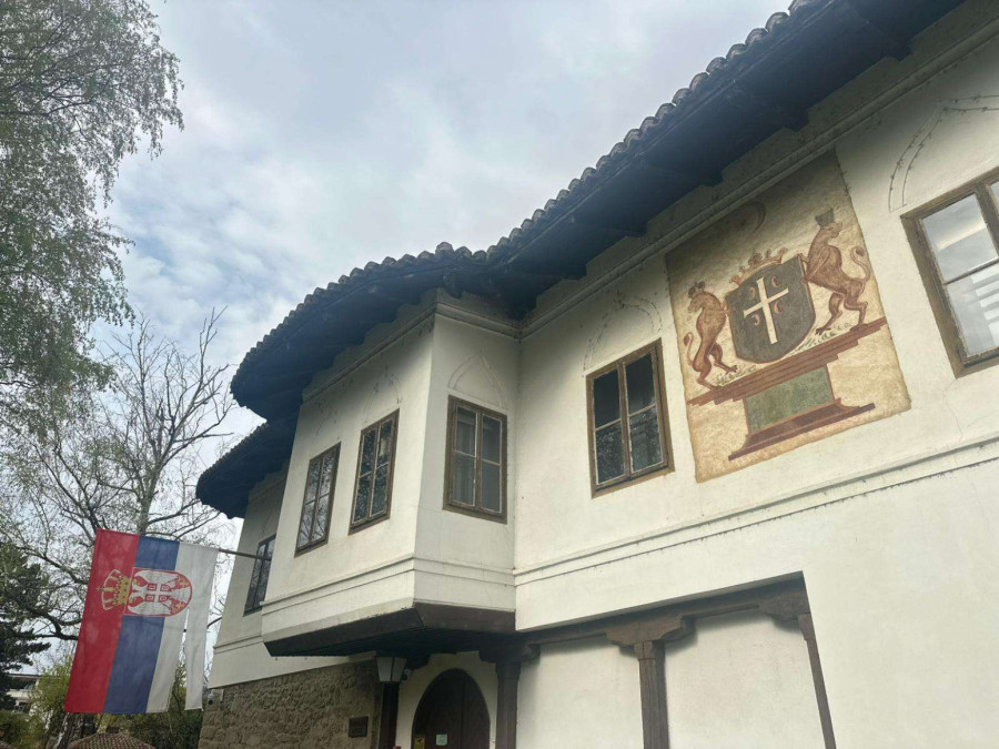 Čačak čuva tajnu dinastije: Originalni grb Obrenovića i dalje na svom mestu