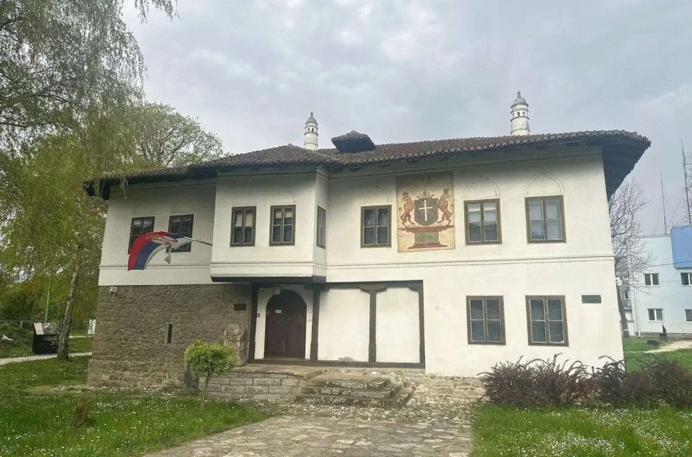 Čačak čuva tajnu dinastije: Originalni grb Obrenovića i dalje na svom mestu