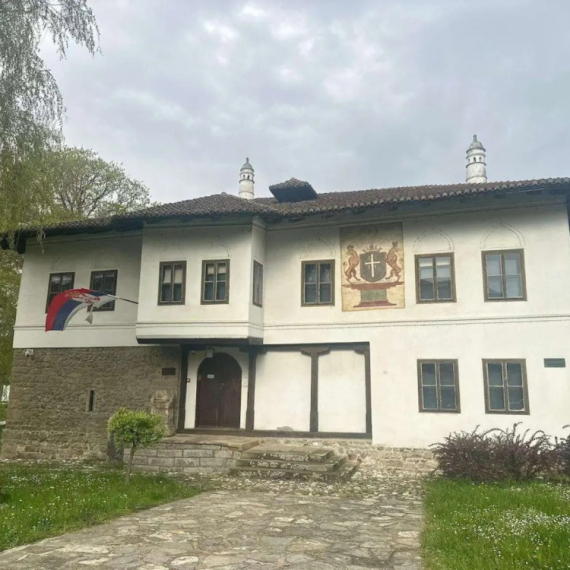 Čačak čuva tajnu dinastije: Originalni grb Obrenovića i dalje na svom mestu