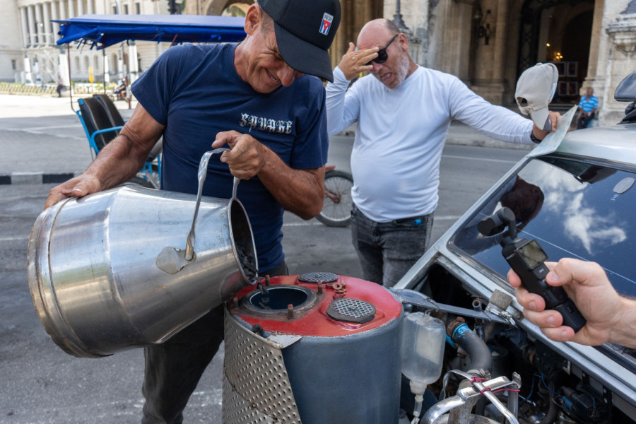 Nesvakidašnje rešenje: Kako se vozi u zemlji bez goriva FOTO