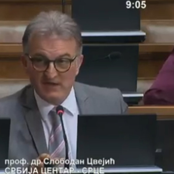 Ponoševac usred Skupštine hvali Vučićevu ekonomsku politiku; Čita podatke crno na belo VIDEO