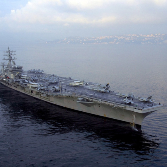 Novi udarac za američku mornaricu: Gori "Ajzenhaueru" FOTO