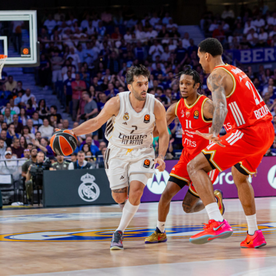 Zvezda ima dvocifren zaostatak na poluvremenu