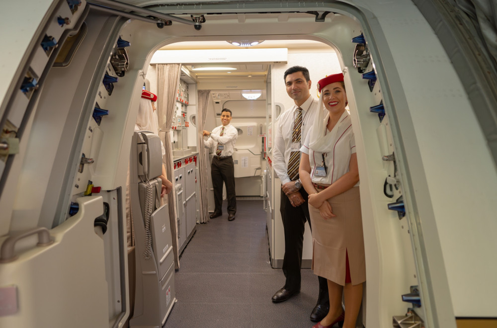 Nije zbog ljubaznosti: Ovo je razlog što vas kabinsko osoblje "meri" na ulazu u avion VIDEO