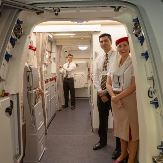 Nije zbog ljubaznosti: Ovo je razlog što vas kabinsko osoblje "meri" na ulazu u avion VIDEO