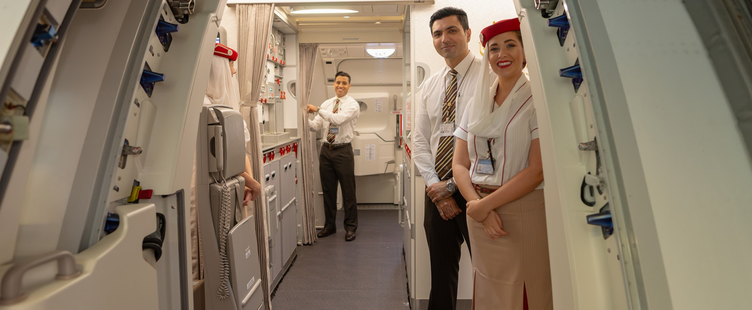 Nije zbog ljubaznosti: Ovo je razlog što vas kabinsko osoblje "meri" na ulazu u avion VIDEO