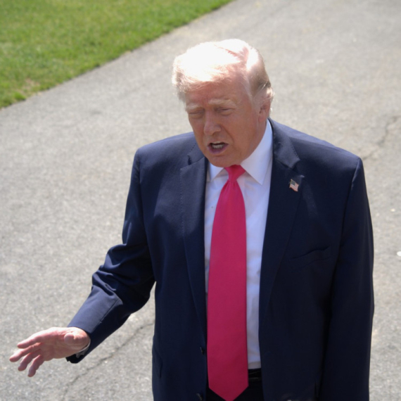 Tramp ponovo pobesneo: "Ko je gluplji, Taker Karlson ili Džo Kent?"