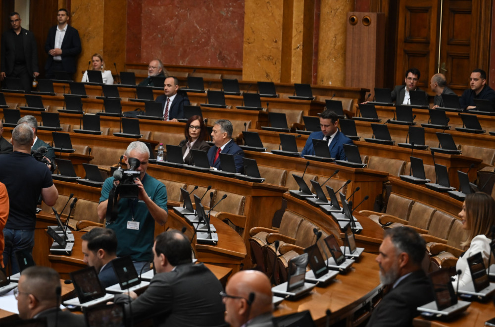 Poslanici raspravljaju o amandmanima; Mrdić: Važno za evropski put i interese Srbije