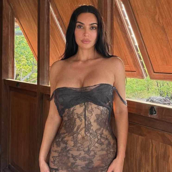 Ne razdvajaju se: Kim Kardašijan "izbacila" grudi, ali svi pričaju o rukama Luisa Hamiltona FOTO
