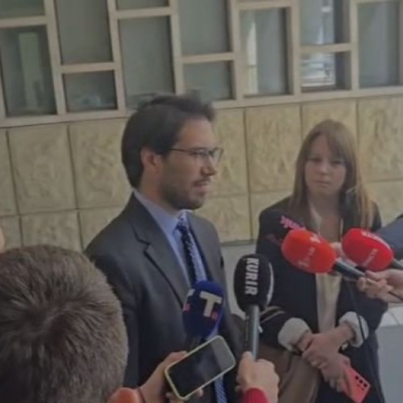 Počelo suđenje Adrijani Nešić po tužbi Emira Kusturice – nakon ročišta pobegao od novinara