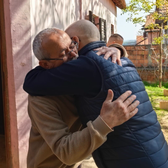 Vučević posetio čoveka kojeg su blokaderi napali u Novom Sadu: "Očekujem odgovornost" FOTO