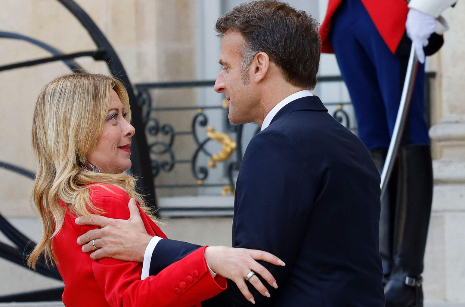 Viralni susret u Parizu: Makron zagrlio Meloni, njena reakcija zapalila mreže VIDEO
