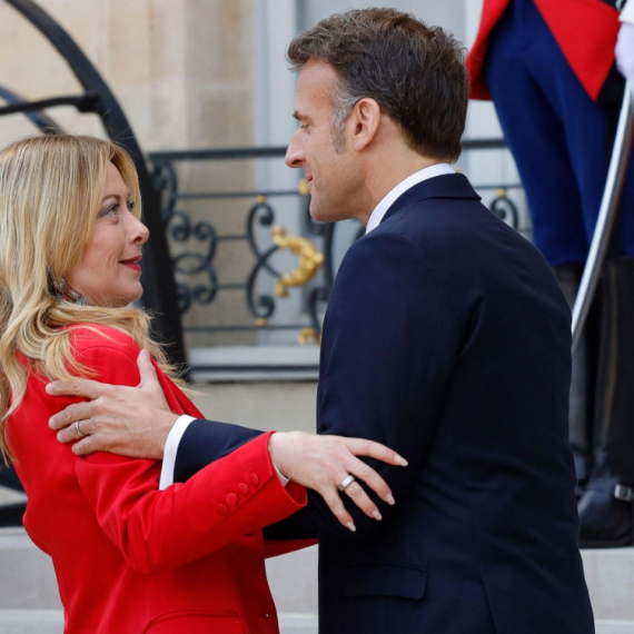 Viralni susret u Parizu: Makron zagrlio Meloni, njena reakcija zapalila mreže