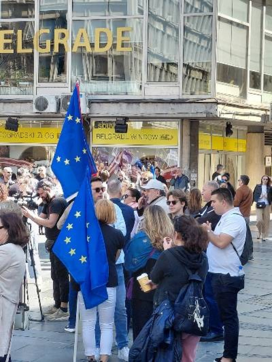 U Beogradu se okupilo 200 pristalica Evropskog pokreta FOTO