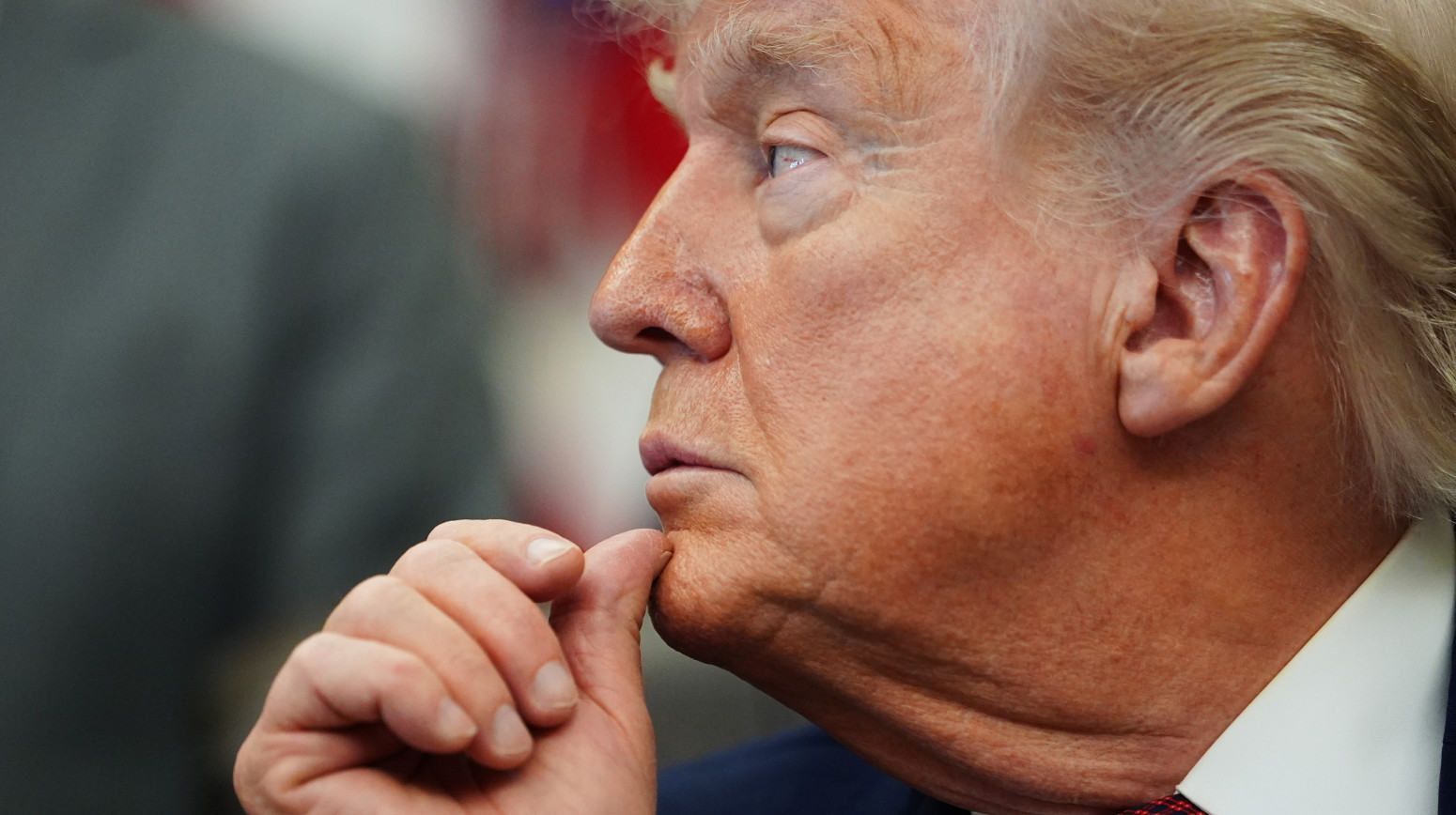 Tramp razmatra razmenu valuta sa UAE