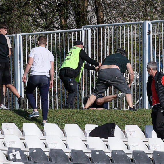 Fudbaler Radnika preskočio ogradu i uleteo u tuču na Banovom brdu