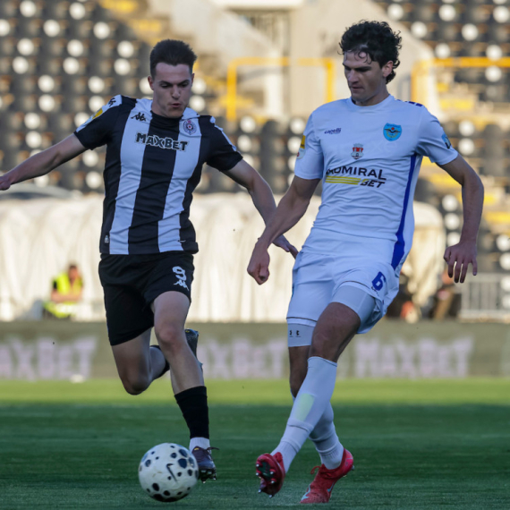 Partizan se grčevito brani – Železničar bliži vođstvu