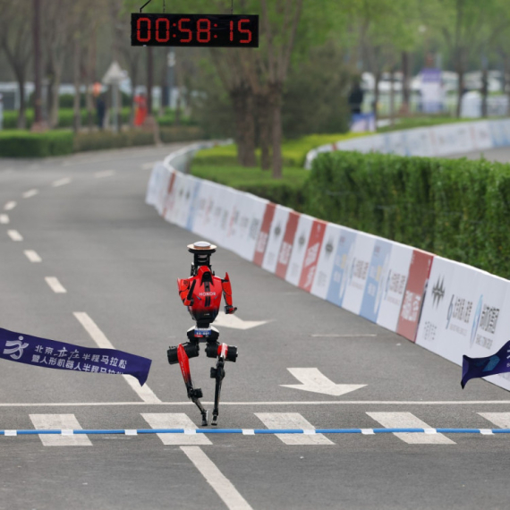 Robot trakač brži od pobednika Pekinškog maratona FOTO