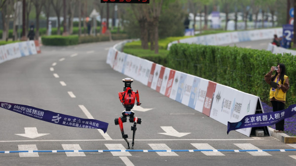 Robot trakač brži od pobednika Pekinškog maratona FOTO