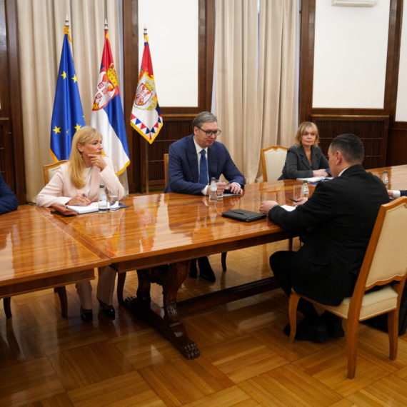 Počele konsultacije Vučića sa predstavnicima stranaka;  "Biramo dijalog, pružamo ruku svima"