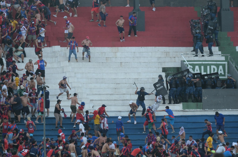 Totalni haos u derbiju Paragvaja – gumeni meci, suzavac, stotine uhapšenih... VIDEO