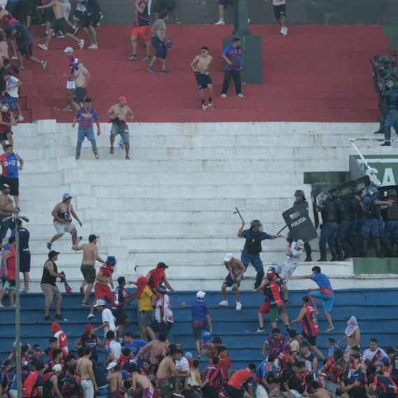 Totalni haos u derbiju Paragvaja – gumeni meci, suzavac, stotine uhapšenih... VIDEO