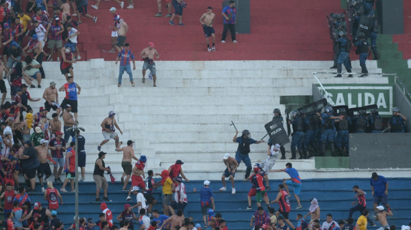 Totalni haos u derbiju Paragvaja – gumeni meci, suzavac, stotine uhapšenih... VIDEO