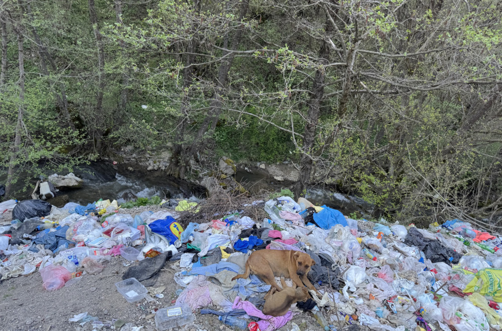 Uznemirujući prizori kod Novog Pazara: Divlja deponija preti da zagadi ceo kraj FOTO