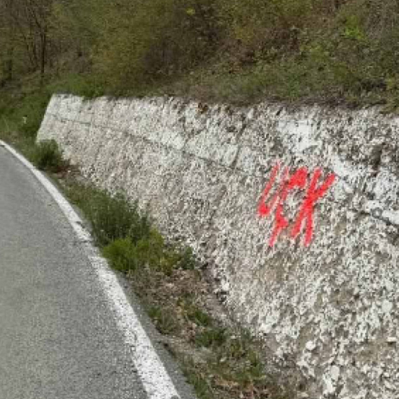 Još jedna u nizu provokacija Srba na KiM: Osvanuli novi UČK grafiti na putu ka jezeru Gazovde