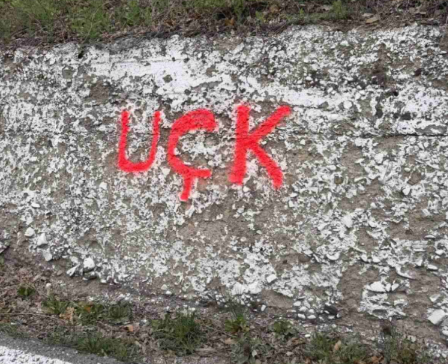 Još jedna u nizu provokacija Srba na KiM: Osvanuli novi UČK grafiti na putu ka jezeru Gazovde FOTO