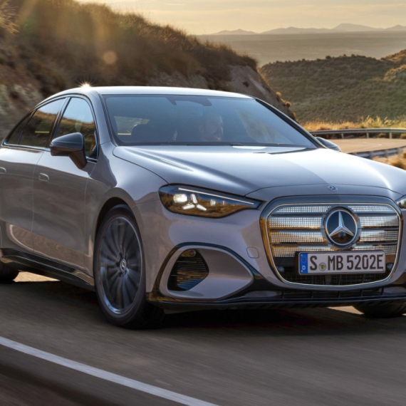 Mercedes predstavio električnu C-klasu: Stiže rival BMW-a i3 sa velikim dometom FOTO