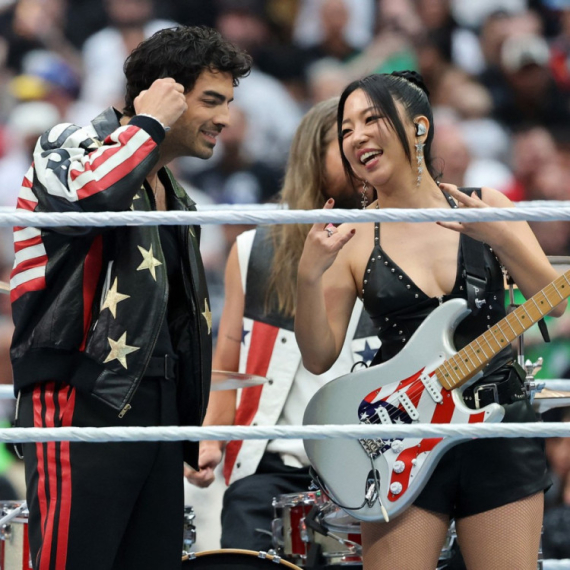 Stalno je "kukao" kako nema sreće sa ženama – sad i zvanično ljubi mladu lepoticu FOTO