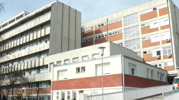 Dva dečaka na trotinetu udarila u automobil: Sa teškim povredama primljeni u Urgentni centar u Čačku