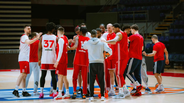 Na muci se poznaju junaci