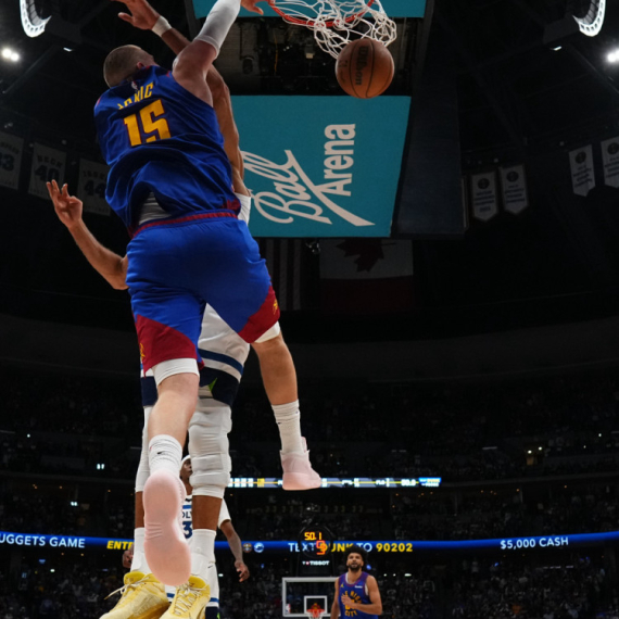 Monstruozno kucanje Jokića preko Gobera VIDEO