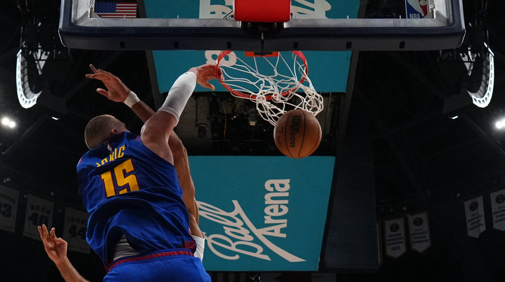 Monstruozno kucanje Jokića preko Gobera VIDEO