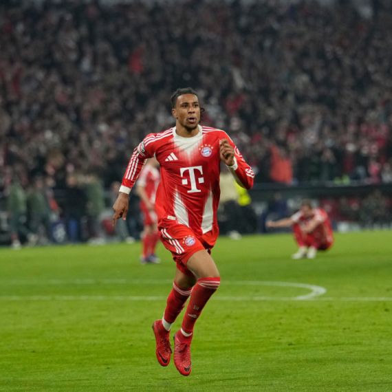 Pravo niotkuda – Majkl Olise na udaru navijača Bajerna FOTO