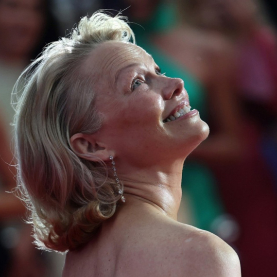 Pamela Anderson vratila stari trend: Njena frizura zaludela žene, svima stoji savršeno FOTO