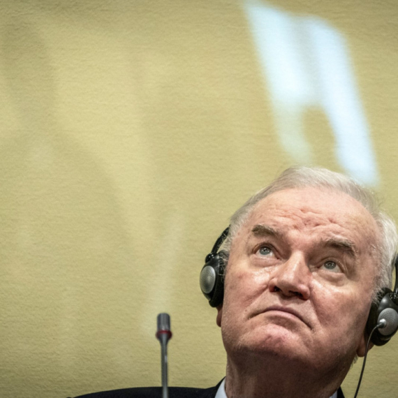 Predate garancije za Ratka Mladića; Traži se lečenje u Srbiji; Vujić: "U pitanju je život"