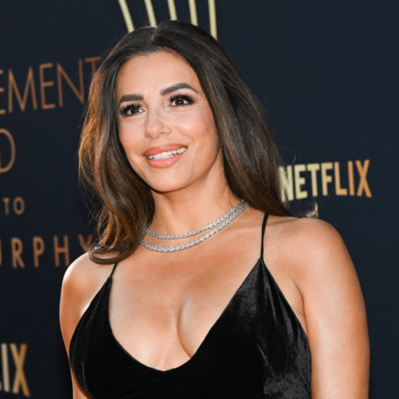 Dekolte "puca", a Eva Longorija uživa i samo se smeška FOTO