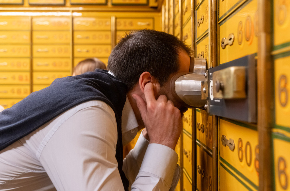 Otvorena Galerija S.E.F. u Palati nauke izložbom Banka sećanja: U sefovima vas čekaju priče FOTO