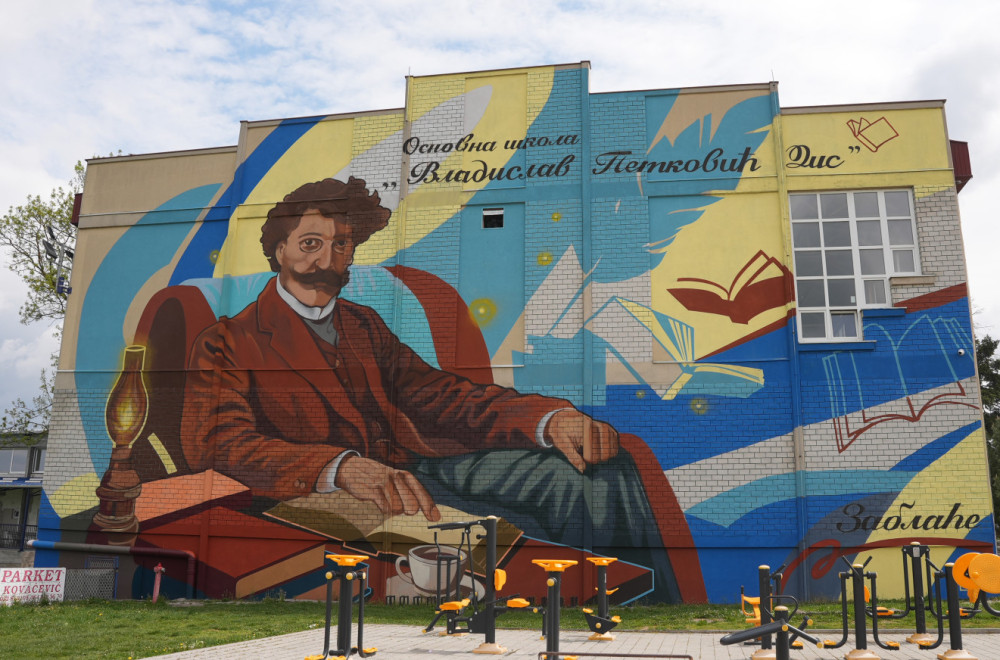 Oslikan mural čuvenog pesnika na zidu škole: Dis se smeši sa skoro 400 kvadrata