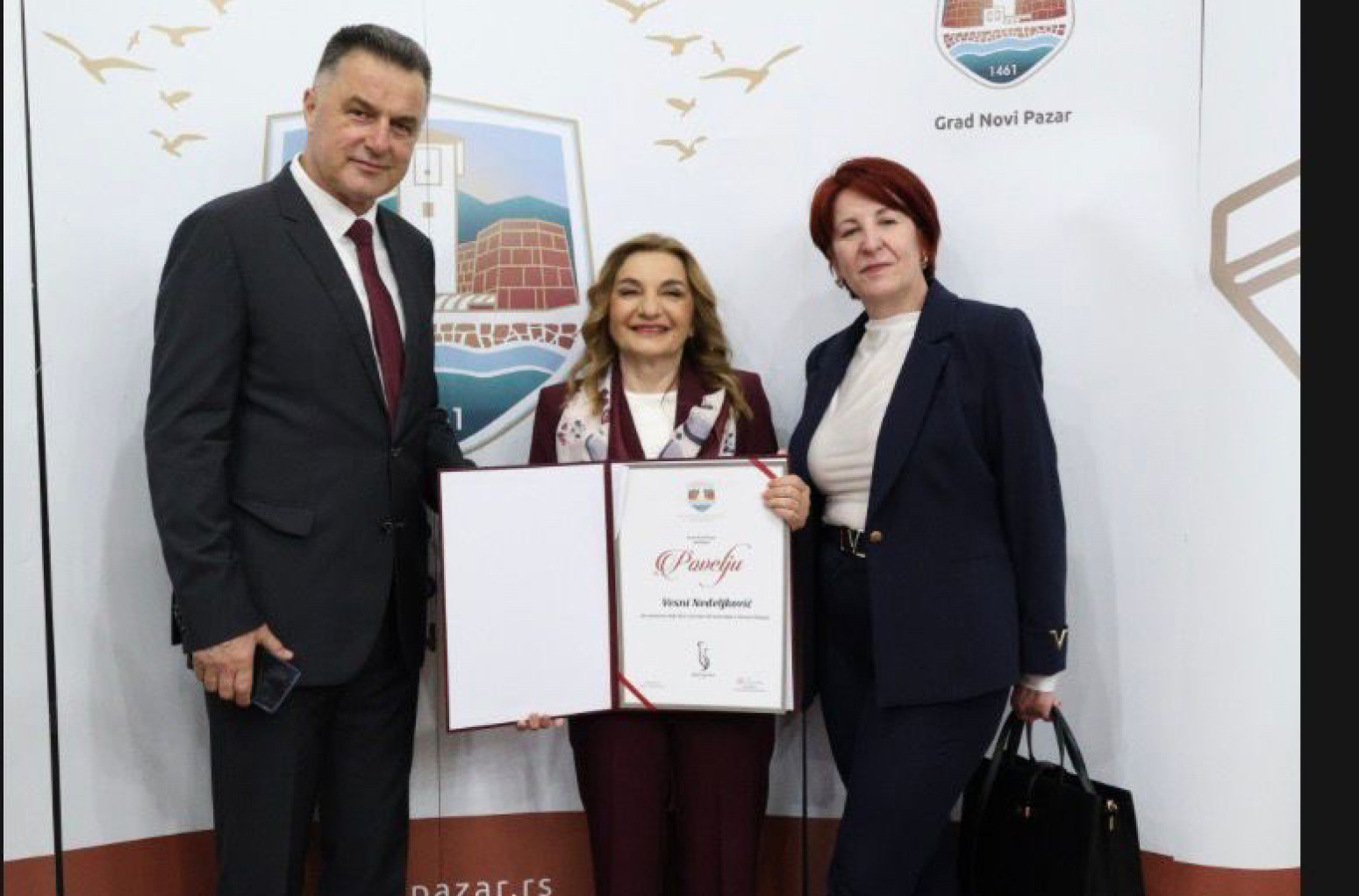 Vesni Nedeljković uručena Povelja Grada Novog Pazara za doprinos razvoju obrazovanja