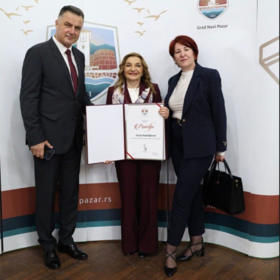 Vesni Nedeljković uručena Povelja Grada Novog Pazara za doprinos razvoju obrazovanja
