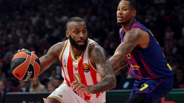 Klajburn razbija Zvezdu – šest trojki za četvrtinu!