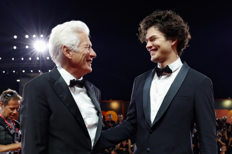 Sin Ričarda Gira i slavne Bondove devojke glumi u popularnoj seriji: Krenuo je očevim stopama FOTO